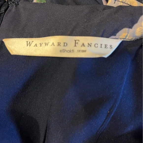 Elegant Floral Kimono-Style Dress in Navy - Picture 11 of 12